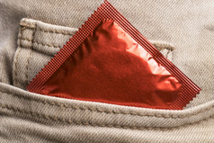 牛仔裤口袋里包装避孕套高决议照片牛仔裤口袋里包装避孕套高质量照片