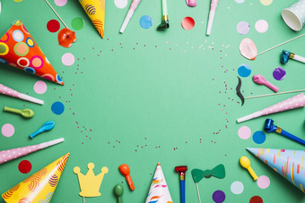 色彩斑斓的生日框架多色聚会，派对项目绿色背景高决议照片色彩斑斓的生日框架多色聚会，派对项目绿色背景高质量照片