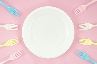 色彩斑斓的塑料菜粉红色的背景高决议照片色彩斑斓的塑料菜粉红色的背景高质量照片