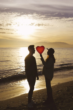 夫妇心气球海海岸晚上高决议照片夫妇心气球海海岸晚上高质量照片