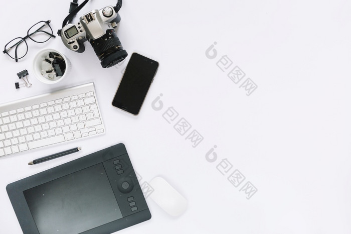 数字相机图形数字平板电脑键盘鼠标手机白色背景高决议照片数字相机图形数字平板电脑键盘鼠标手机白色背景高质量照片