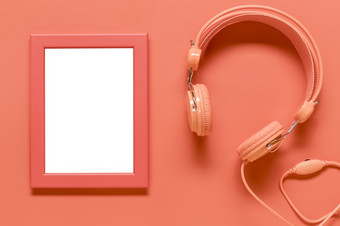 空框架粉红色的耳机彩色的表面高决议照片空框架粉红色的耳机彩色的表面高质量照片
