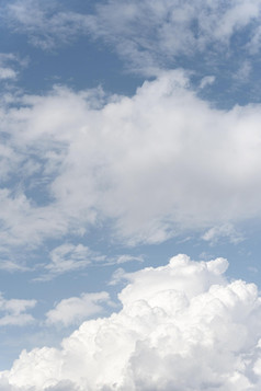 毛茸茸的云天空垂直拍摄高决议照片毛茸茸的云天空垂直拍摄高质量照片