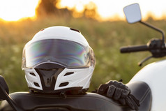 前面视图摩托车头盔坐着自行车高决议照片前面视图摩托车头盔坐着自行车高质量照片