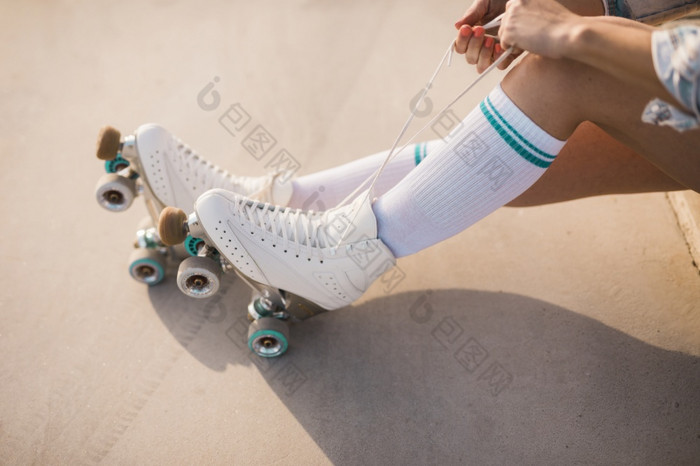 低部分女人系辊滑冰花边高决议照片低部分女人系辊滑冰花边高质量照片