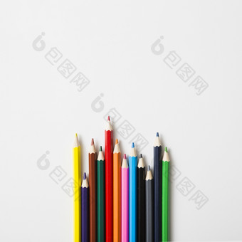 行锋利的彩色的铅笔<strong>对白</strong>色背景高决议照片行锋利的彩色的铅笔<strong>对白</strong>色背景高质量照片