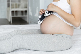 横盘整理怀孕了女人玩小鞋子高决议照片横盘整理怀孕了女人玩小鞋子高质量照片