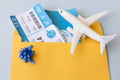 飞机票文档情况下附近玩具飞机高决议照片飞机票文档情况下附近玩具飞机高质量照片
