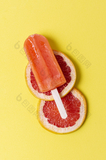 美味的夏天冰棒与片葡萄柚高决议照片美味的夏天冰棒与片葡萄柚高质量照片