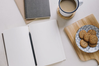 笔记本附近咖啡饼干高决议照片笔记本附近咖啡饼干高质量照片