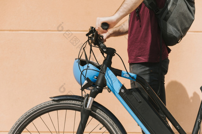 横盘整理骑自行车的人站自行车高决议照片横盘整理骑自行车的人站自行车高质量照片