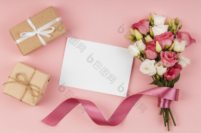 平躺美丽的玫瑰花束与空卡高决议照片平躺美丽的玫瑰花束与空卡高质量照片