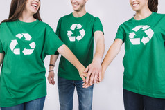 集团朋友绿色衬衫叠加他们的手高决议照片集团朋友绿色衬衫叠加他们的手高质量照片