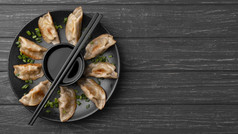传统的饺子板与筷子高决议照片传统的饺子板与筷子高质量照片