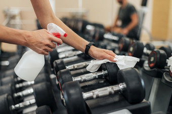 女人健身房<strong>消毒</strong>权重之前使用他们高决议照片女人健身房<strong>消毒</strong>权重之前使用他们高质量照片