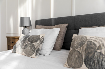 卧室室内设计与软枕头高决议照片卧室室内设计与软枕头高质量照片