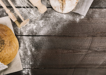 面包厨房工具灰尘与面粉<strong>木板</strong>材高决议照片面包厨房工具灰尘与面粉<strong>木板</strong>材高质量照片