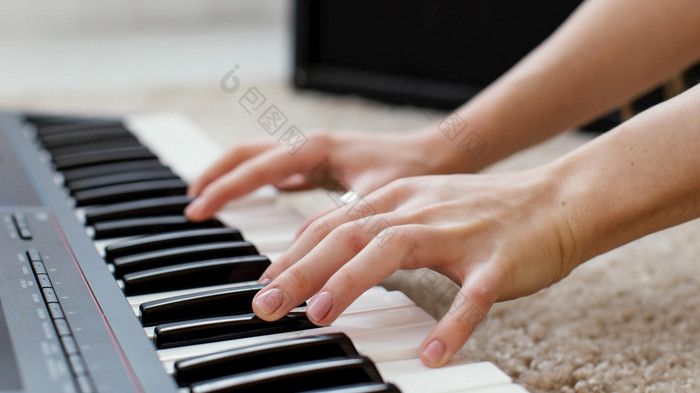 关闭女音乐家玩计划键盘高决议照片关闭女音乐家玩计划键盘高质量照片