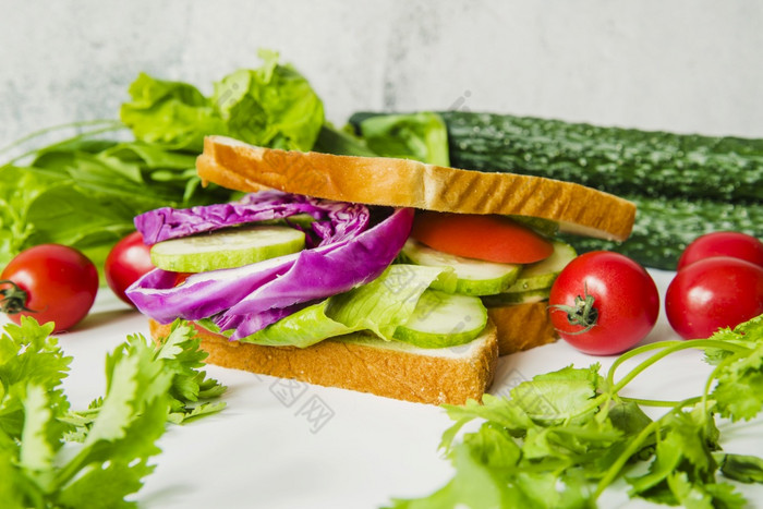 关闭新鲜的蔬菜三明治高决议照片关闭新鲜的蔬菜三明治高质量照片