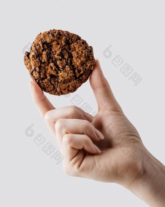 关闭手持有美味的饼干高决议照片关闭手持有美味的饼干高质量照片