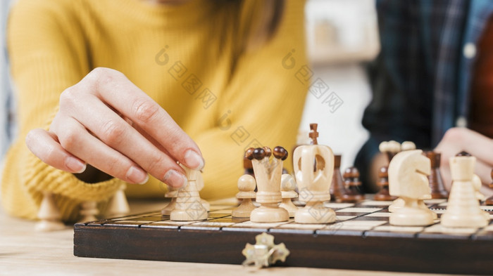 关闭年轻的女人玩国际象棋董事会游戏高决议照片关闭年轻的女人玩国际象棋董事会游戏高质量照片