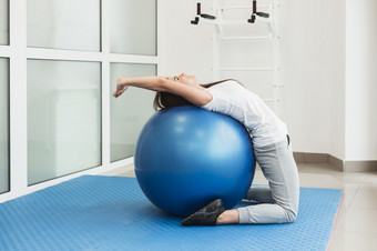 女病人使用<strong>锻炼</strong>球高决议<strong>照片</strong>女病人使用<strong>锻炼</strong>球高质量<strong>照片</strong>