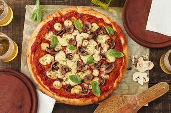 烤margherita披萨与番茄酱汁奶酪罗勒蘑菇高决议照片烤margherita披萨与番茄酱汁奶酪罗勒蘑菇高质量照片