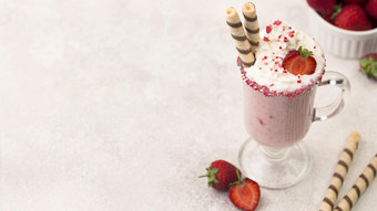 高角草莓奶昔与复制空间高决议照片高角草莓奶昔与复制空间高质量照片