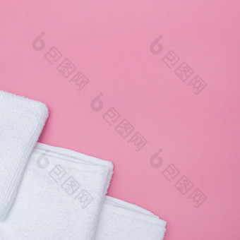 高角视图白色毛巾粉红色的背景高决议照片高角视图白色毛巾粉红色的背景高质量照片