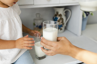妈妈。手提供玻璃牛奶高决议照片妈妈。手提供玻璃牛奶高质量照片