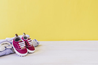 新生儿概念与鞋子衣服高决议照片新生儿概念与鞋子衣服高质量照片
