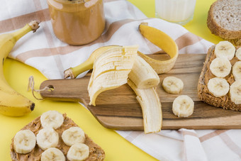 有机香蕉与花生黄油表格高决议照片有机香蕉与花生黄油表格高质量照片