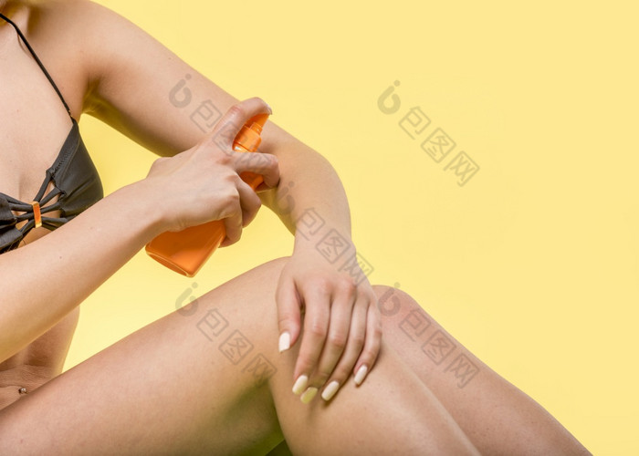 女人坐着应用防晒霜皮肤高决议照片女人坐着应用防晒霜皮肤高质量照片