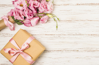 包装粉红色的eustoma花礼物盒子白色老表格高决议照片包装粉红色的eustoma花礼物盒子白色老表格高质量照片