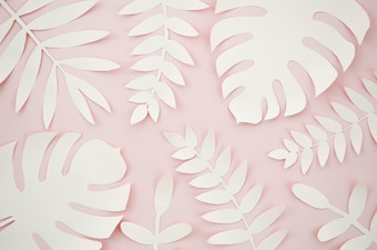 人工叶子纸减少风格与粉红色的背景