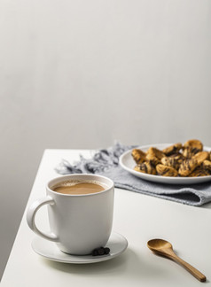 咖啡杯子表格与板饼干