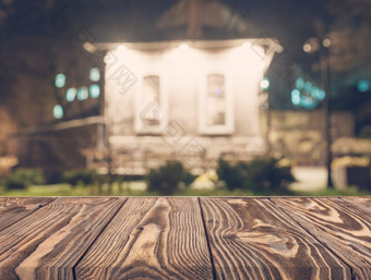木董事会空表格前模糊背景的角度来看棕色（的）木表格在模糊咖啡商店背景可以使用模拟为蒙太奇产品显示设计关键视觉布局空木表格前面模糊房子背景