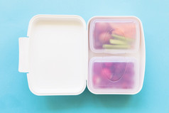 塑料午餐盒与食物