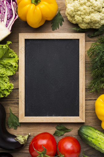前视图色彩斑斓的背景与蔬菜黑板上
