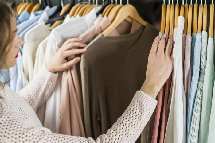 女人选择衣服在购物服装服装