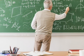 岁的数学老师写作方程黑板