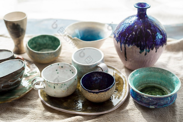 各种各样的陶瓷花瓶与油漆陶器概念