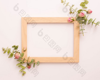 木图片框架装饰与粉红色的玫瑰桉树