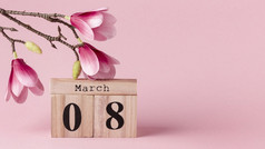 前面视图3月刻字与粉红色的花复制空间