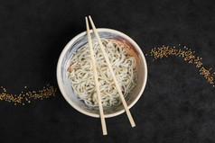 自制的乌冬面面条日本食物与香菜种子设计黑色的背景
