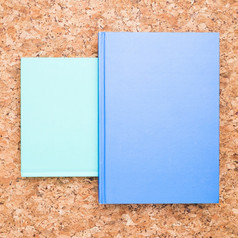 蓝色的笔记本电脑木桌子上