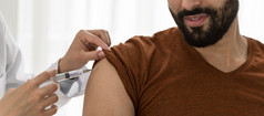 医生接种疫苗有胡子的男人。