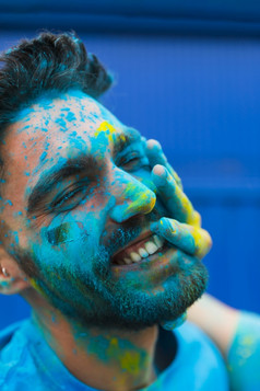 脸男人。染色蓝色的粉胡里节节日