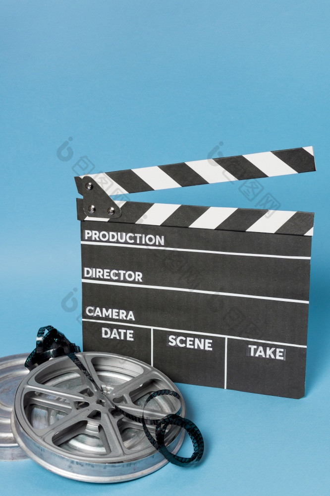 场记板与电影卷电影条纹对蓝色的背景