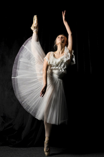 芭蕾舞女演员图图衣服摆姿势与腿